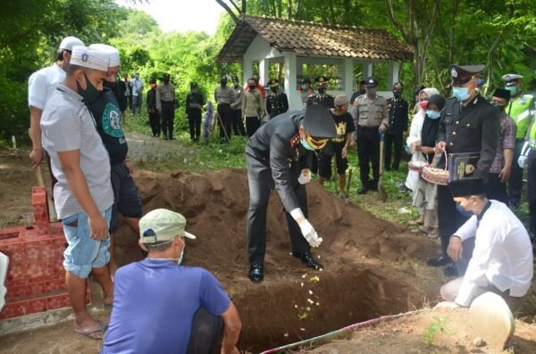 Kapolres Situbondo Pimpin Upacara Pemakaman Secara Dinas Aiptu Subagyo situbondo