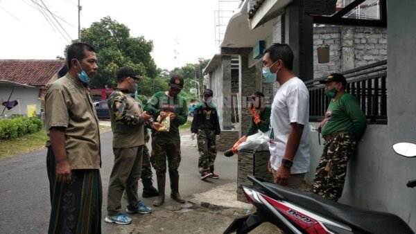 Peduli Lingkungan, GP Ansor Jember Semprotkan Cairan Disinfektan di Patrang