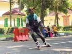penjual_es_krim_pakai_sepatu_roda_15790